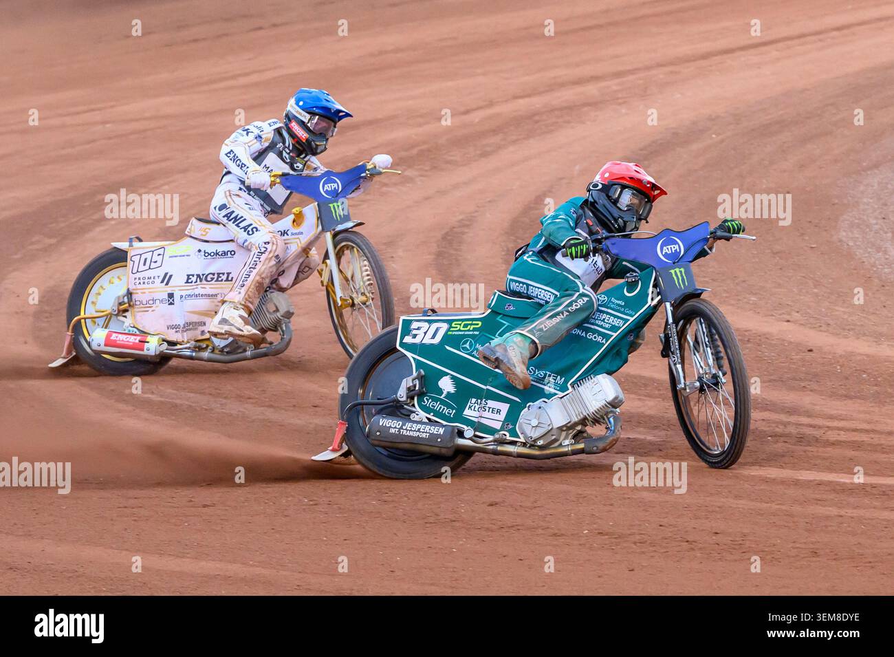 Leon Madsen (30) della Danimarca in Red Leading Anders Thomsen (105) della Danimarca in Blue durante l'ATPI FIM Speedway GP di Manchester al National Speedway Stadium di Manchester venerdì 5 giugno 2026. (Foto: Ian Charles | mi News) crediti: MI News & Sport /Alamy Live News Foto Stock
