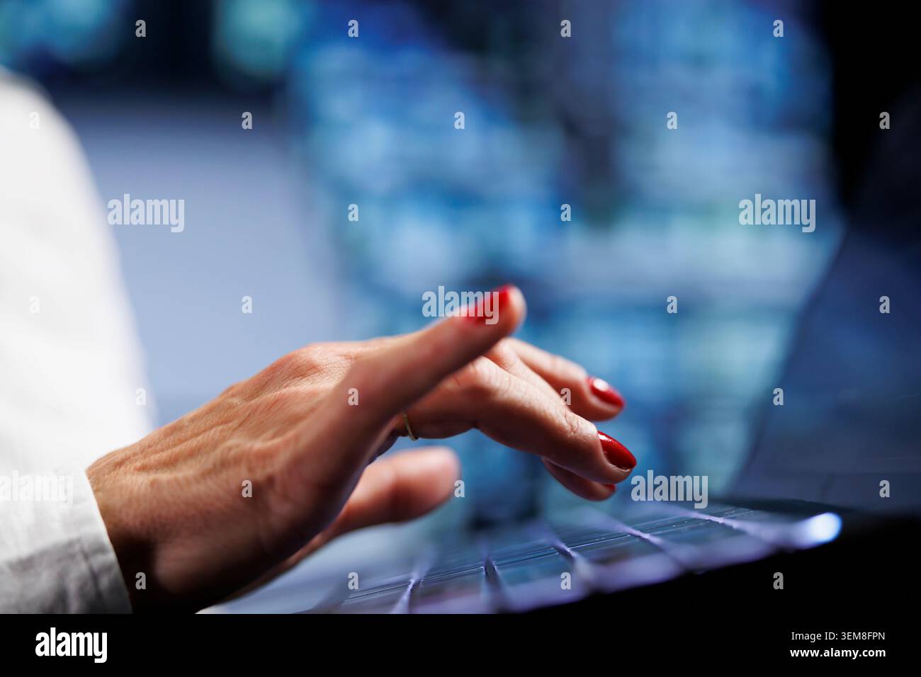 Lavoratore senescente che utilizza un laptop, configurando server di gioco multigiocatore dedicati ad alta larghezza di banda in uno spazio di lavoro ad alta tecnologia per gestire più traffico da sedi in tutto il mondo ed evitare ping e primi piani bassi Foto Stock