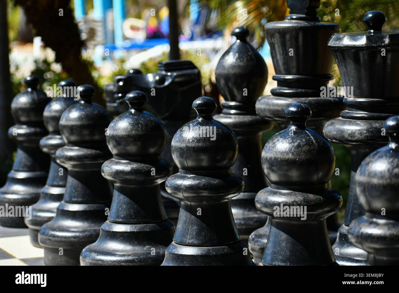 CIEGO DE AVILA, CUBA - 17 APRILE 2026: Scacchi giganti ambientati in un hotel a Cayo Coco. Foto Stock