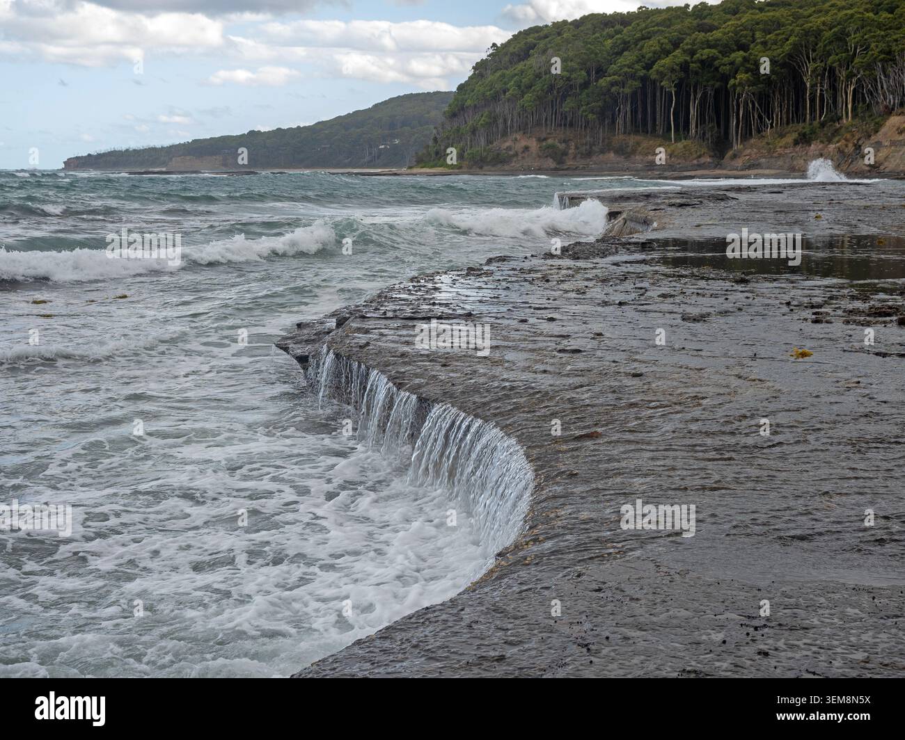 La marea in discesa si estende dalle piattaforme rocciose tra Pebbly Beach e Depot Beach, il Parco Nazionale di Murramarang Foto Stock