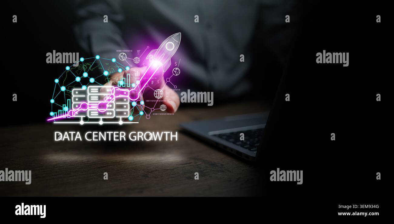 Specialista IT o sviluppatore che lavora su notebook, che punta alla sovrapposizione di rete digitale dei server dei data center, lancio di un razzo. Ottimizzazione del cloud, backup dell'intelligenza artificiale Foto Stock