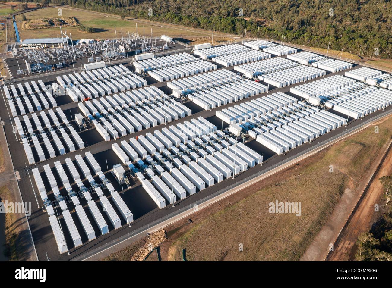 Vista aerea ravvicinata della Waratah Super Battery a Colongra sulla costa centrale del NSW. Con una potenza di uscita continua fino a 850 MWh, è la più grande Foto Stock