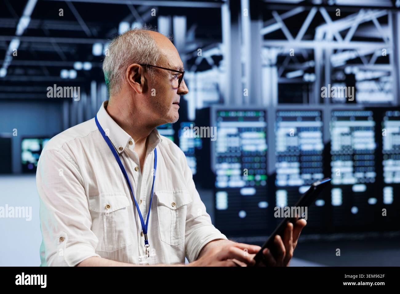 Senior precise manager nel data center che fornisce server VPN dedicati in grado di fornire dati sensibili crittografati, maggiore privacy, anonimato online e connessioni Internet sicure agli utenti Foto Stock