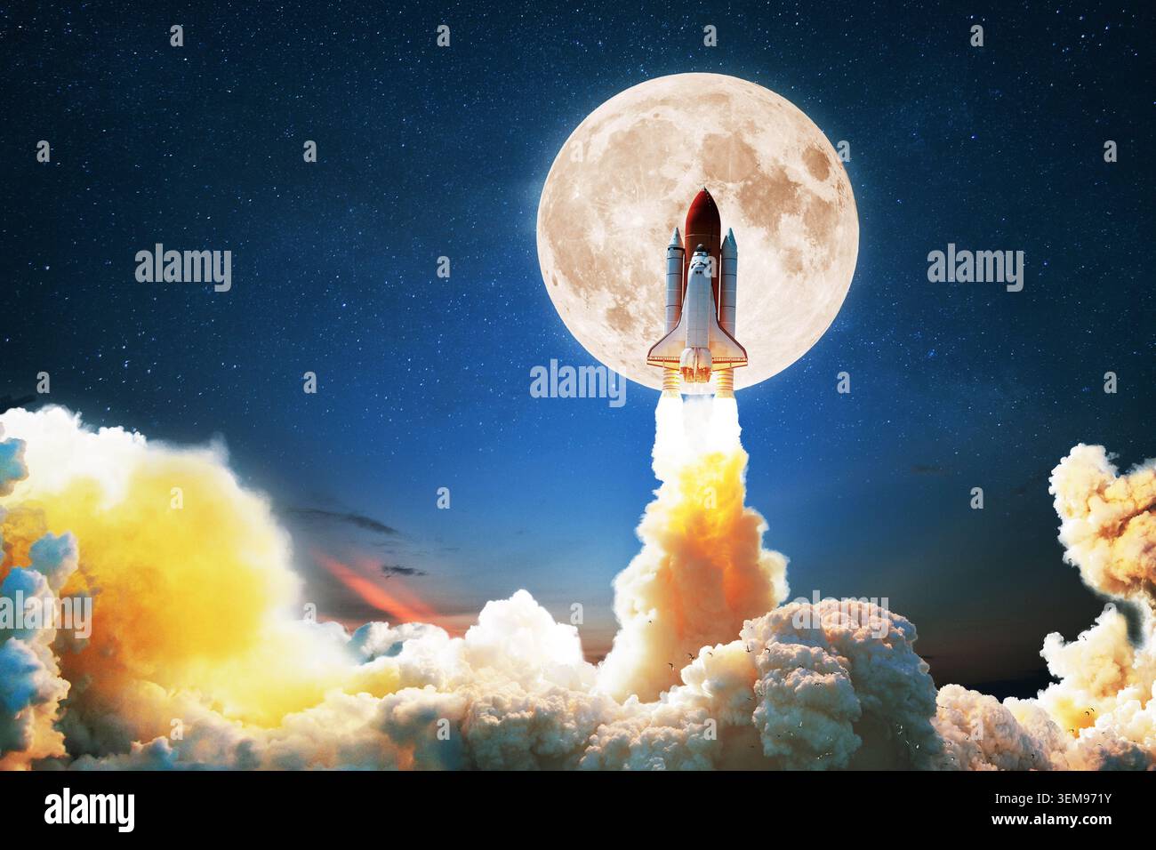La navicella spaziale si lancia nel cielo stellato notturno con un'enorme luna piena sullo sfondo, lasciando una potente scia di fumo. concetto di spazio expl Foto Stock