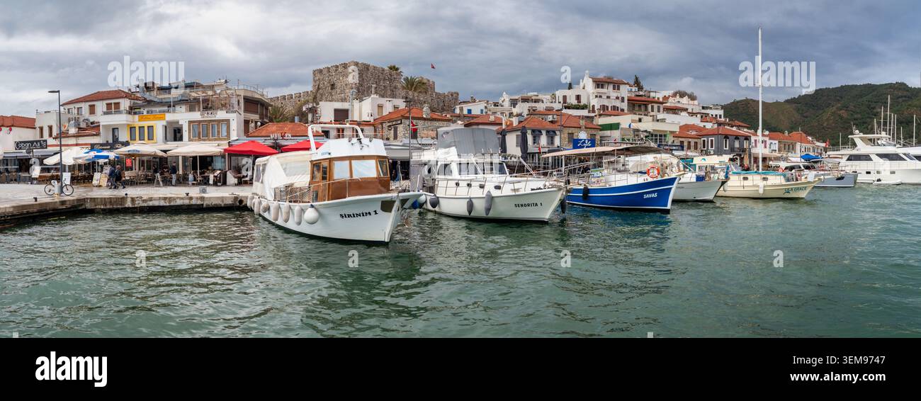 Marmaris, Turchia - 4 aprile 2026: Vista panoramica di barche e yacht attraccati al porto di Marmaris con il castello storico e gli edifici della città vecchia Foto Stock
