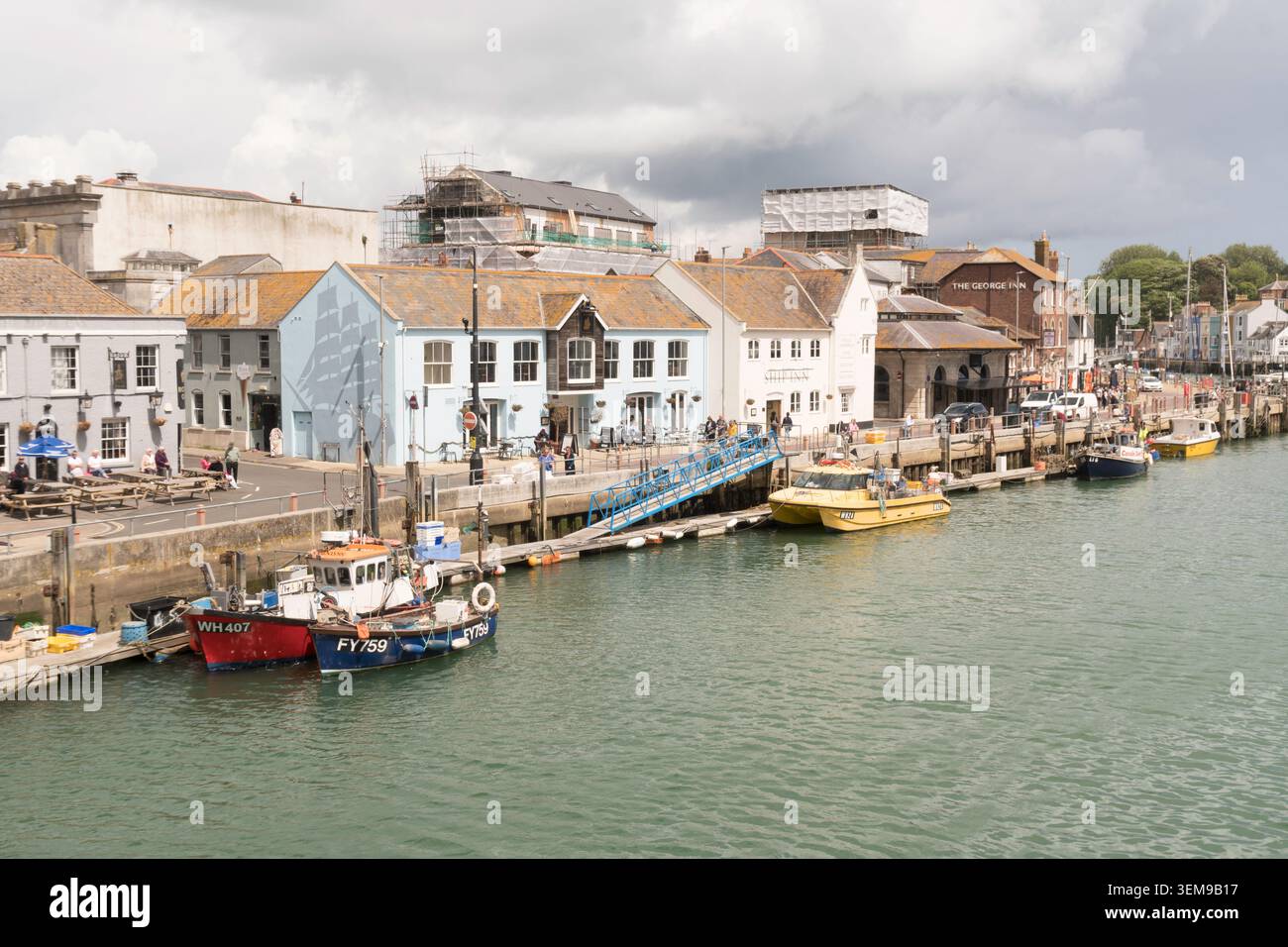 Barche da pesca ormeggiate lungo Custom House Quay, nel porto di Weymouth, Dorset Foto Stock