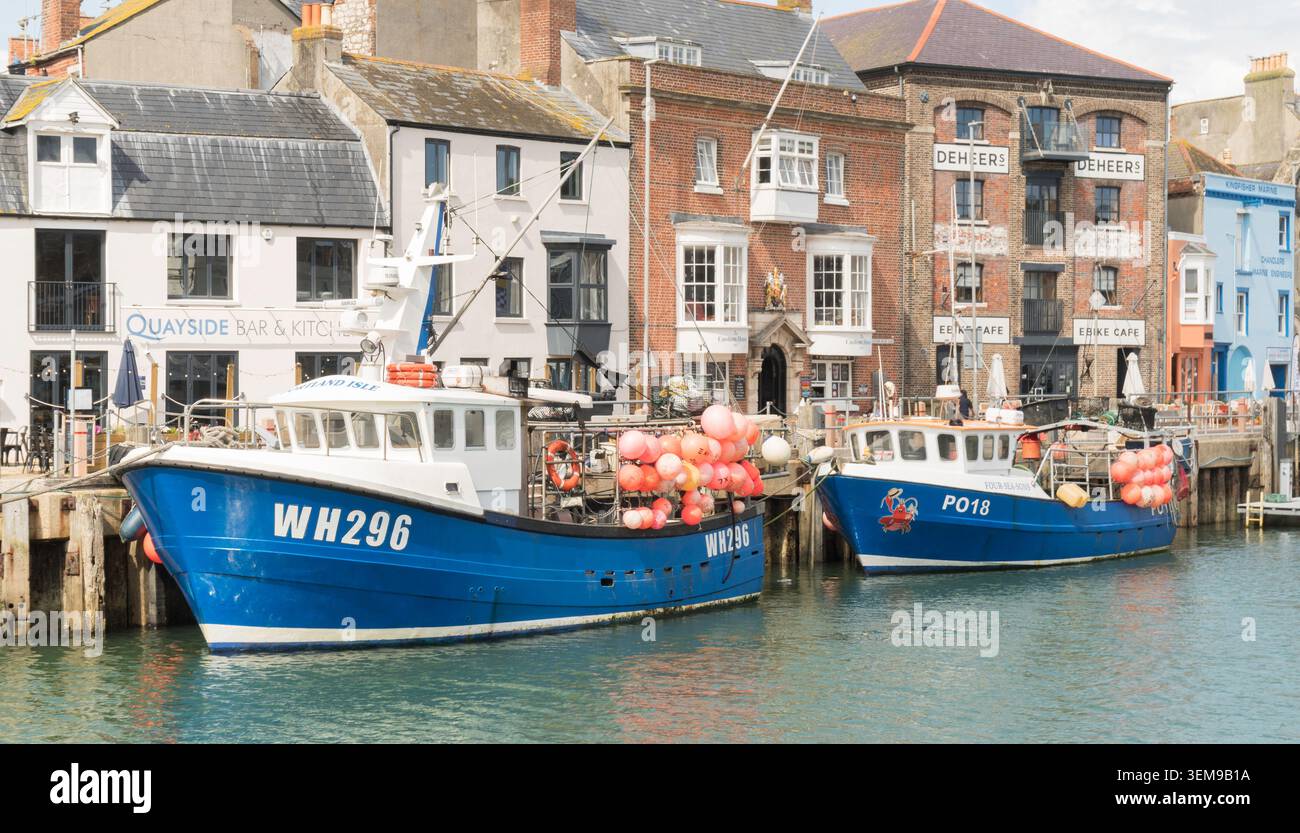 Le navi da pesca Portland Isle e Four Sea Sons ormeggiavano accanto a Custom House Quay. Nel porto di Weymouth, Dorset Foto Stock