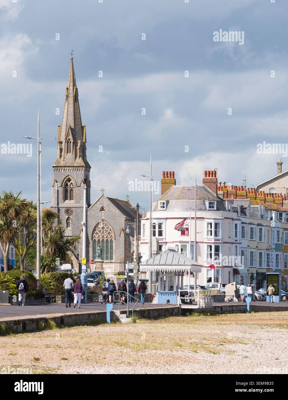La chiesa di San Giovanni vista dalla spiaggia e dalla spianata di Weymouth, nel Dorset Foto Stock