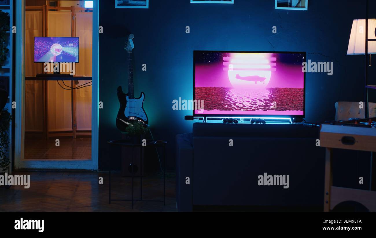 Studio personale vuoto illuminato con luci RGB utilizzate per la produzione di video su Internet. Salotto poco illuminato con arredamento interno e animazioni 3D in esecuzione sullo sfondo Foto Stock