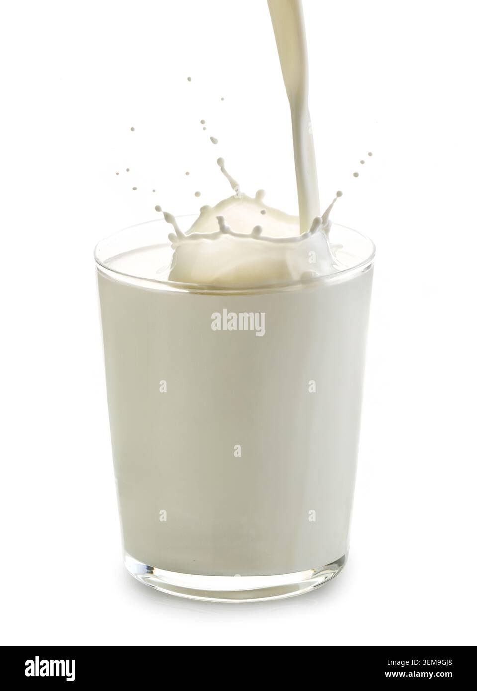 Foto da studio ad alta velocità di latte bianco fresco versato in un bicchiere trasparente, per creare un bellissimo spruzzo dinamico e goccioline volanti. Perfettamente isolato Foto Stock