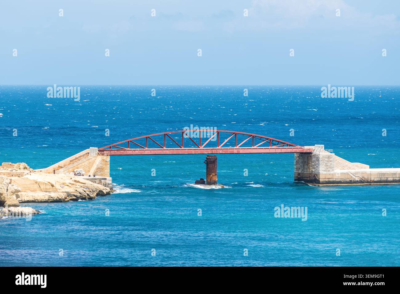 Il ponte di Sant'Elmo, un ponte pedonale in acciaio ad arco a campata singola, collega il litorale di Fort Sant'Elmo al frangiflutti all'ingresso del Grand Har Foto Stock