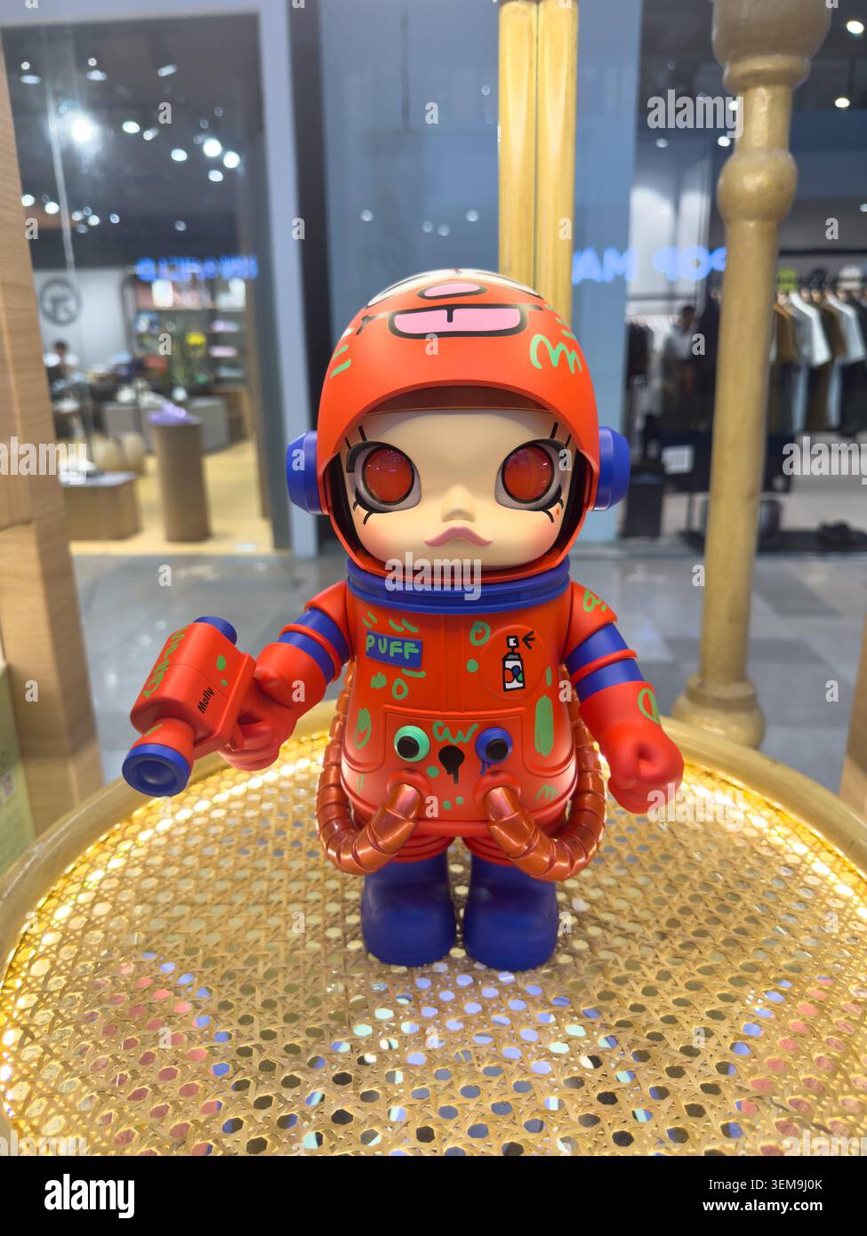 Primo piano di una figura da collezione Mega Space Molly in mostra durante il primo evento di lancio del Pop Mart all'Ayala Centre Cebu, Filippine. - Immagine stock catturata con smartphone