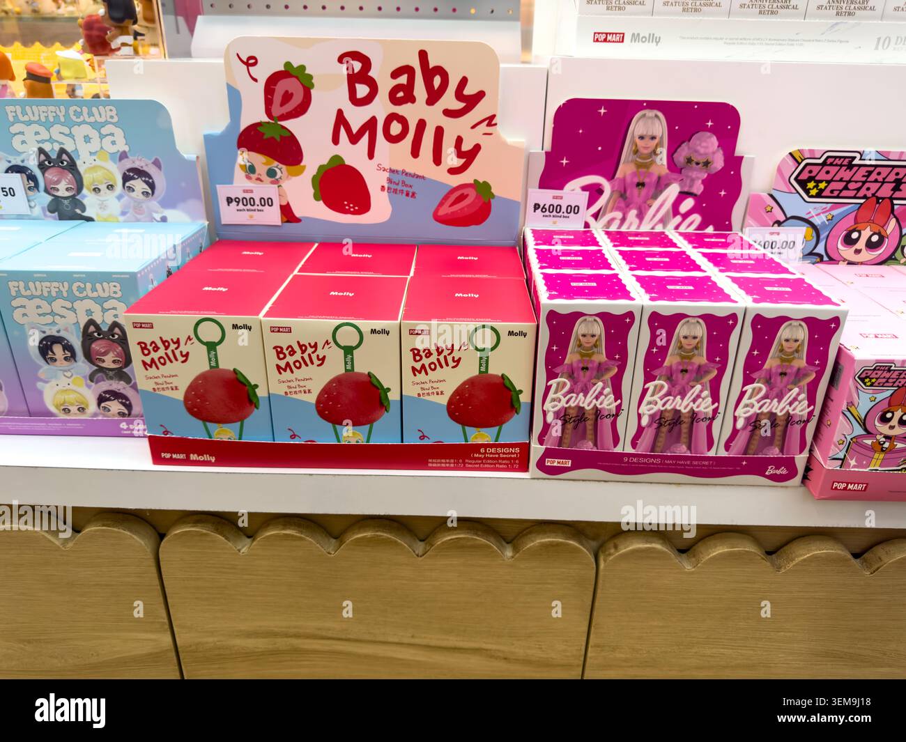 Oggetti da collezione con icone Baby Molly e Barbie Style esposti al primo evento Pop Mart all'Ayala Centre Cebu, Filippine. - Immagine stock catturata con smartphone