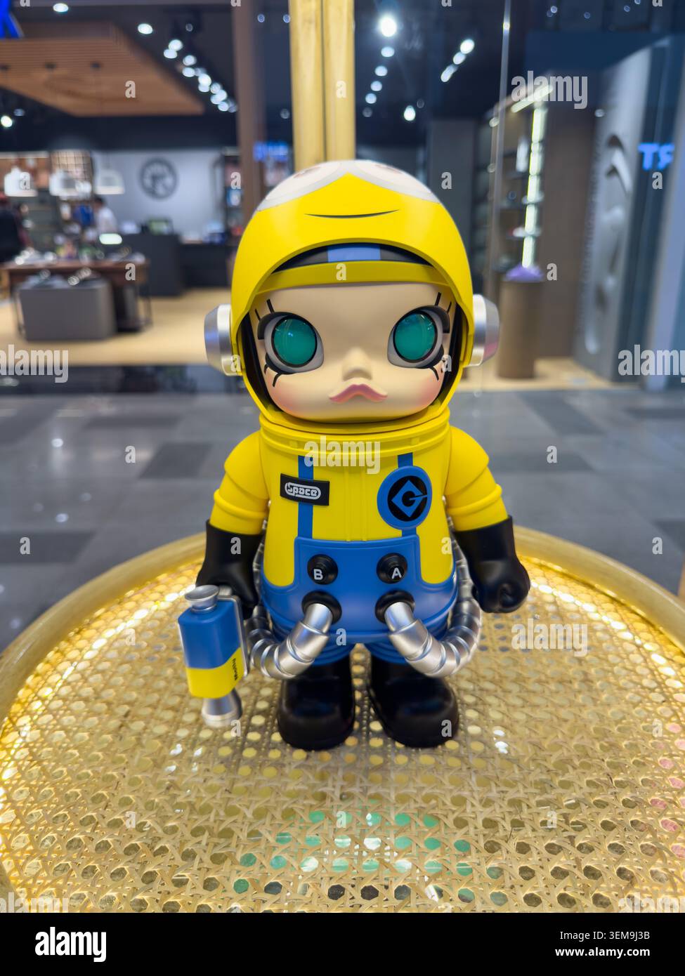 Mega Space Molly Minions ha ispirato una figura da collezione esposta al primo evento di lancio del Pop Mart all'Ayala Centre Cebu, Filippine. - Immagine stock catturata con smartphone