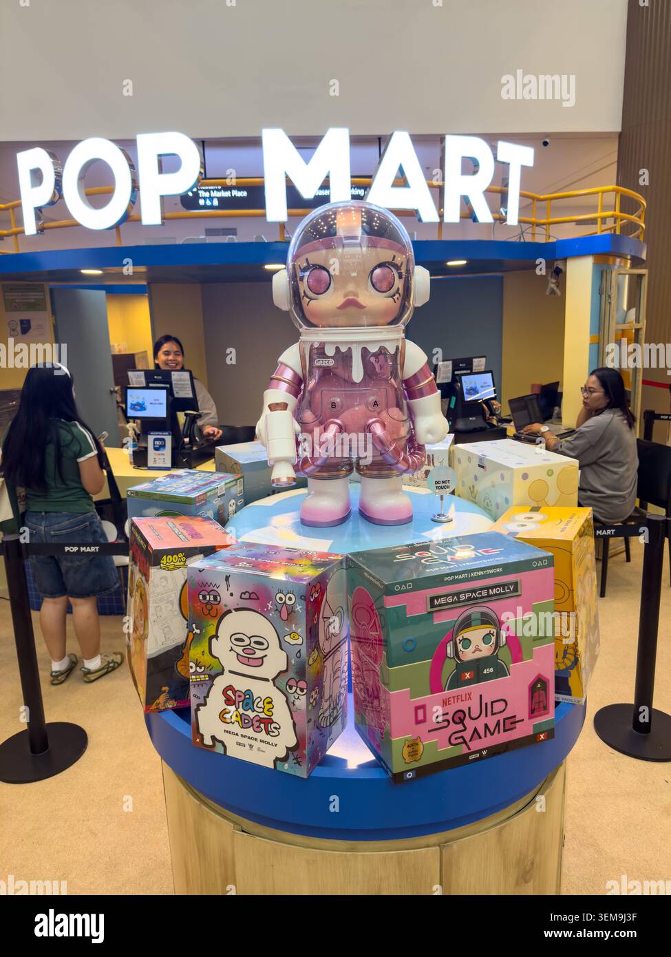 La mostra Mega Space Molly si trova sotto il cartello Pop Mart durante il primo evento pop-up Pop Mart all'Ayala Centre Cebu, Filippine. - Immagine stock catturata con smartphone