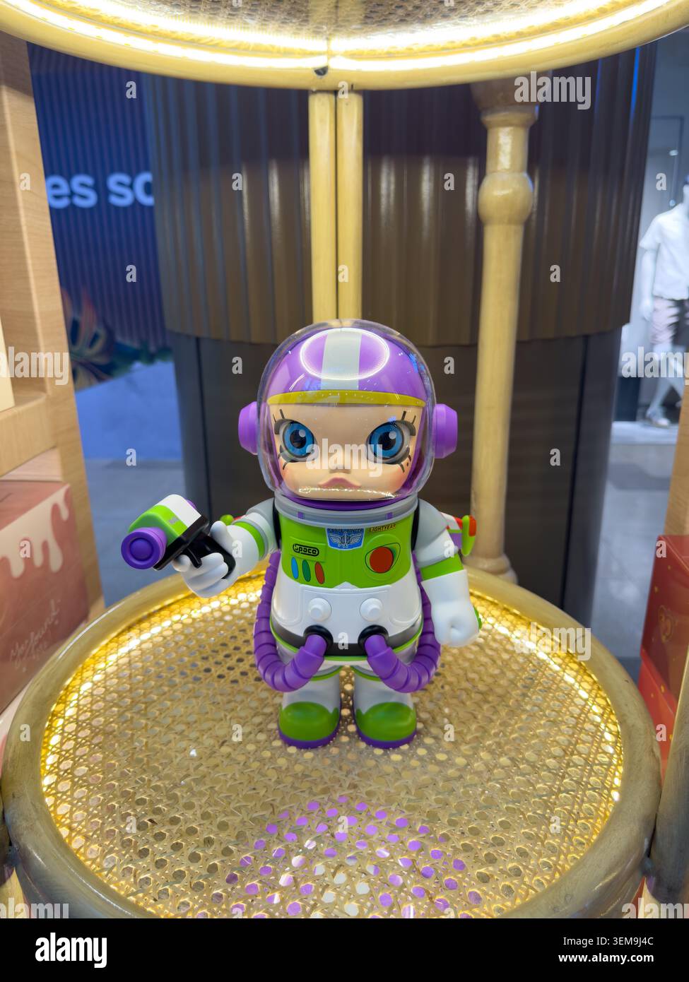 Buzz Lightyear ha ispirato una figura da collezione esposta al primo evento pop-up Pop Mart presso l'Ayala Centre Cebu a Cebu, Filippine. - Immagine stock catturata con smartphone