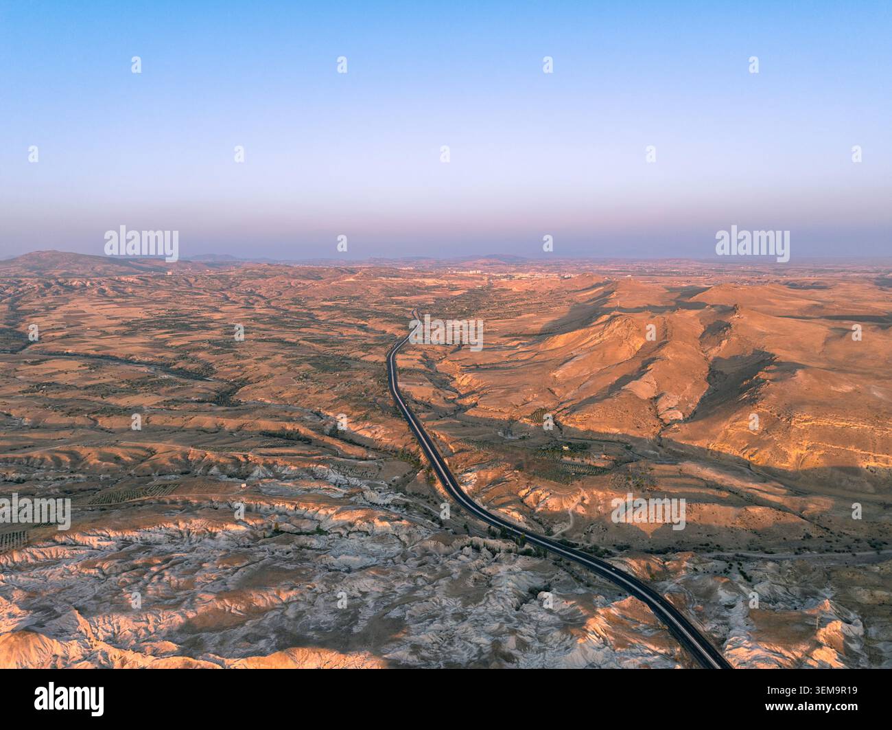 Veduta aerea della Cappadocia, Turchia: Splendida alba sulle formazioni rocciose e sulle valli panoramiche Foto Stock