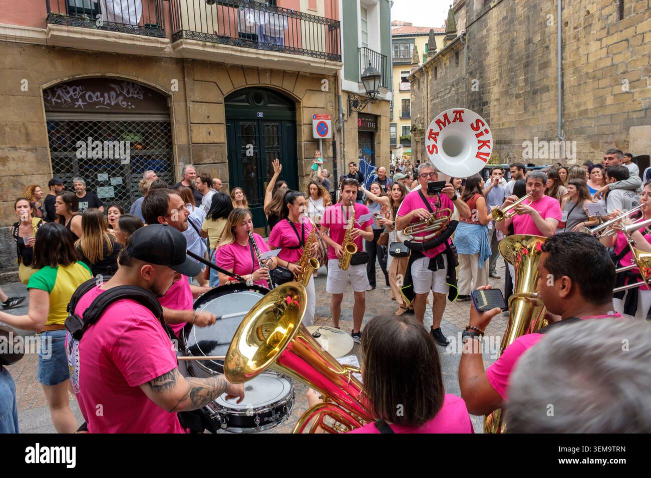 à Bilbao, une charanga (souvent appelée localement txaranga en langue basco) désigne une fanfare de rue festive. CES groupes de musiciens déambulent Foto Stock