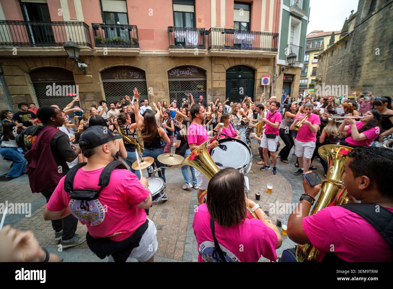 à Bilbao, une charanga (souvent appelée localement txaranga en langue basco) désigne une fanfare de rue festive. CES groupes de musiciens déambulent Foto Stock