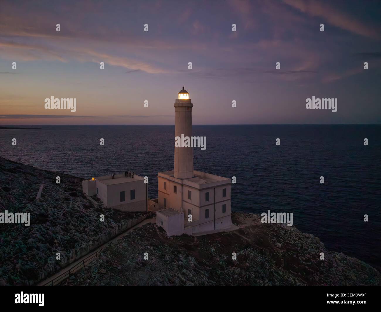 Vista aerea dello storico faro di Punta Palascia al crepuscolo, Puglia, Italia Foto Stock