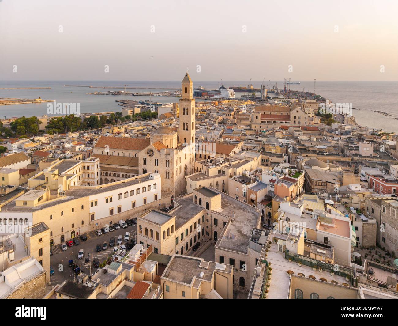 Vista aerea dell'alba sulla storica città vecchia di Bari, Puglia, Italia Foto Stock