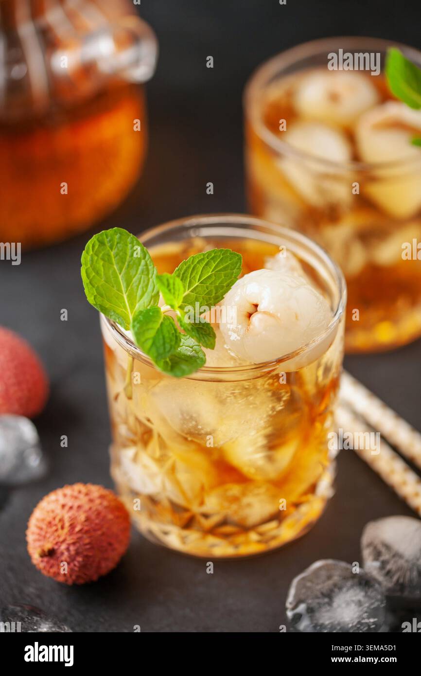 Tè freddo al Lychee con foglie di menta nel bicchiere da bere. Bevanda rinfrescante Foto Stock