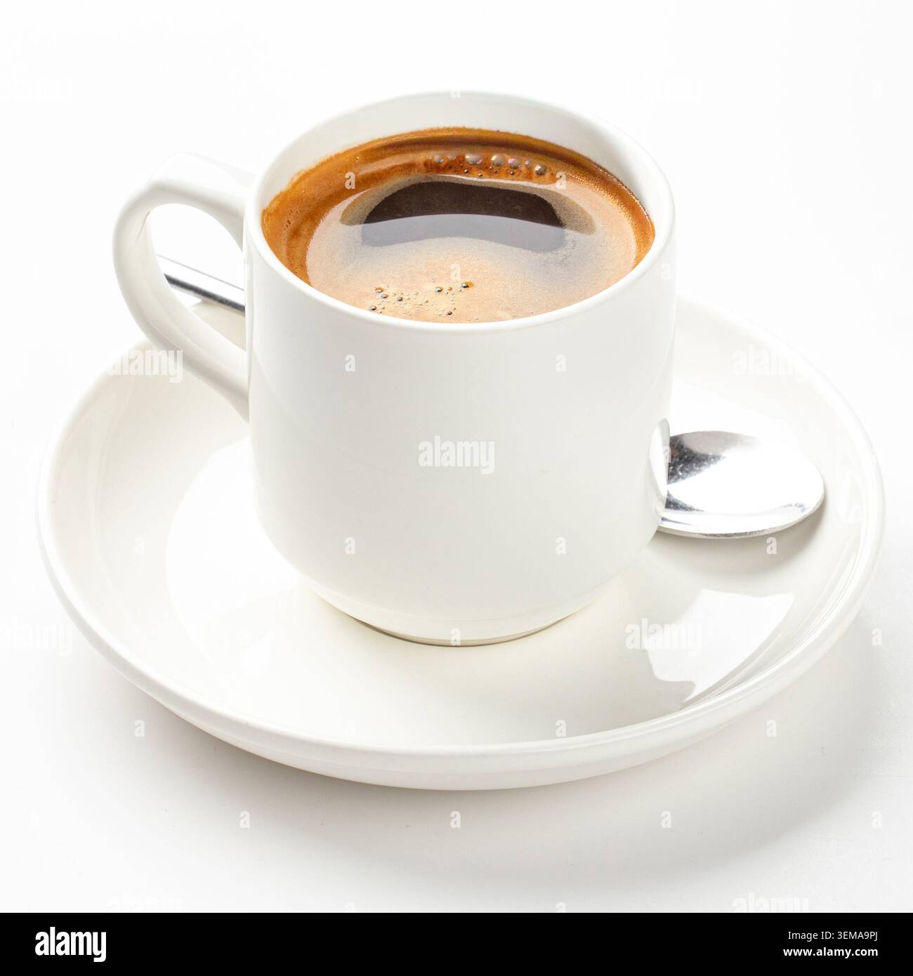 Caffè americano in tazza bianca con cucchiaio Foto Stock