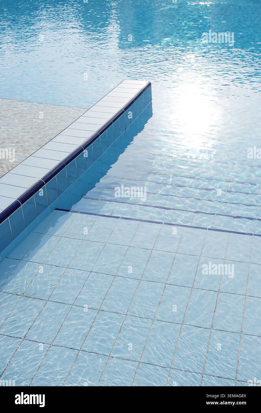 Dettagli piscina in estate. Piscina con acqua pulita. Foto Stock