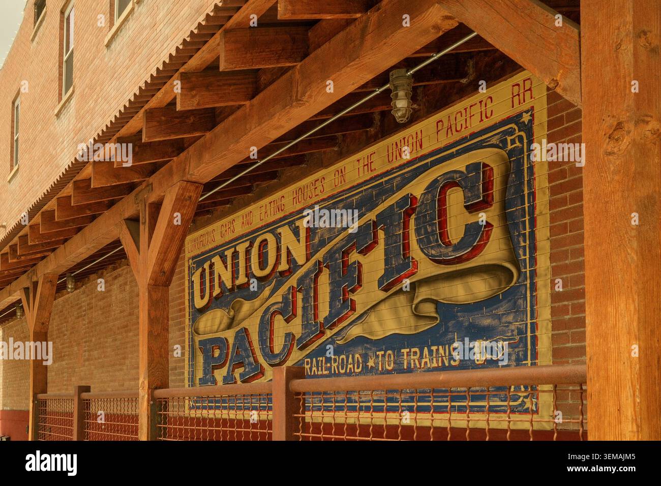 Storico murale pubblicitario per Union Pacific sulla Main Street di Helper, Utah, USA, architettura conservata dell'ex comunità mineraria del carbone. Foto Stock