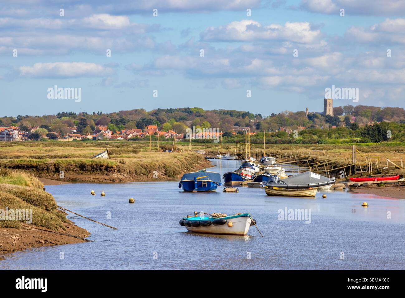 Blakeney attraverso la Morston Salt Marsh, la North Norfolk Coast, Inghilterra Foto Stock