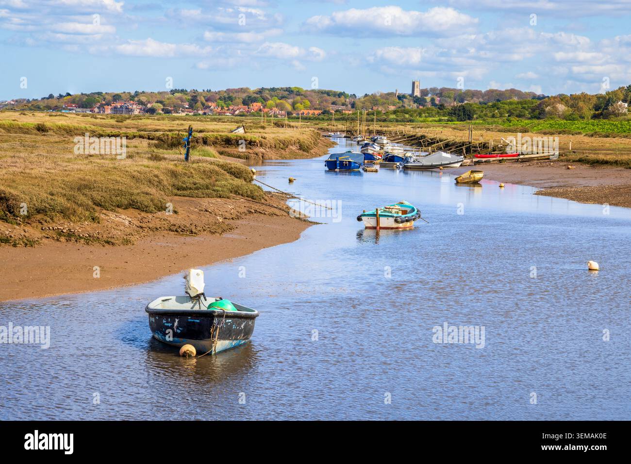 Blakeney attraverso la Morston Salt Marsh, la North Norfolk Coast, Inghilterra Foto Stock