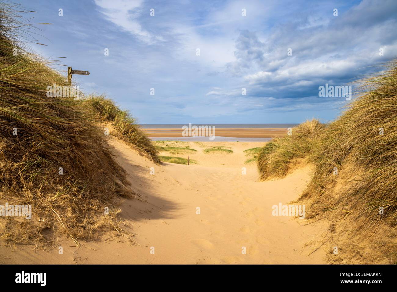 Attraverso le dune di sabbia fino a Holkham Bay, North Norfolk Coast Foto Stock