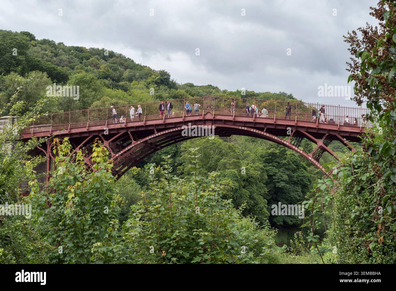 Il ponte di ferro sul fiume Severn, Ironbridge, Shropshire, Regno Unito Foto Stock