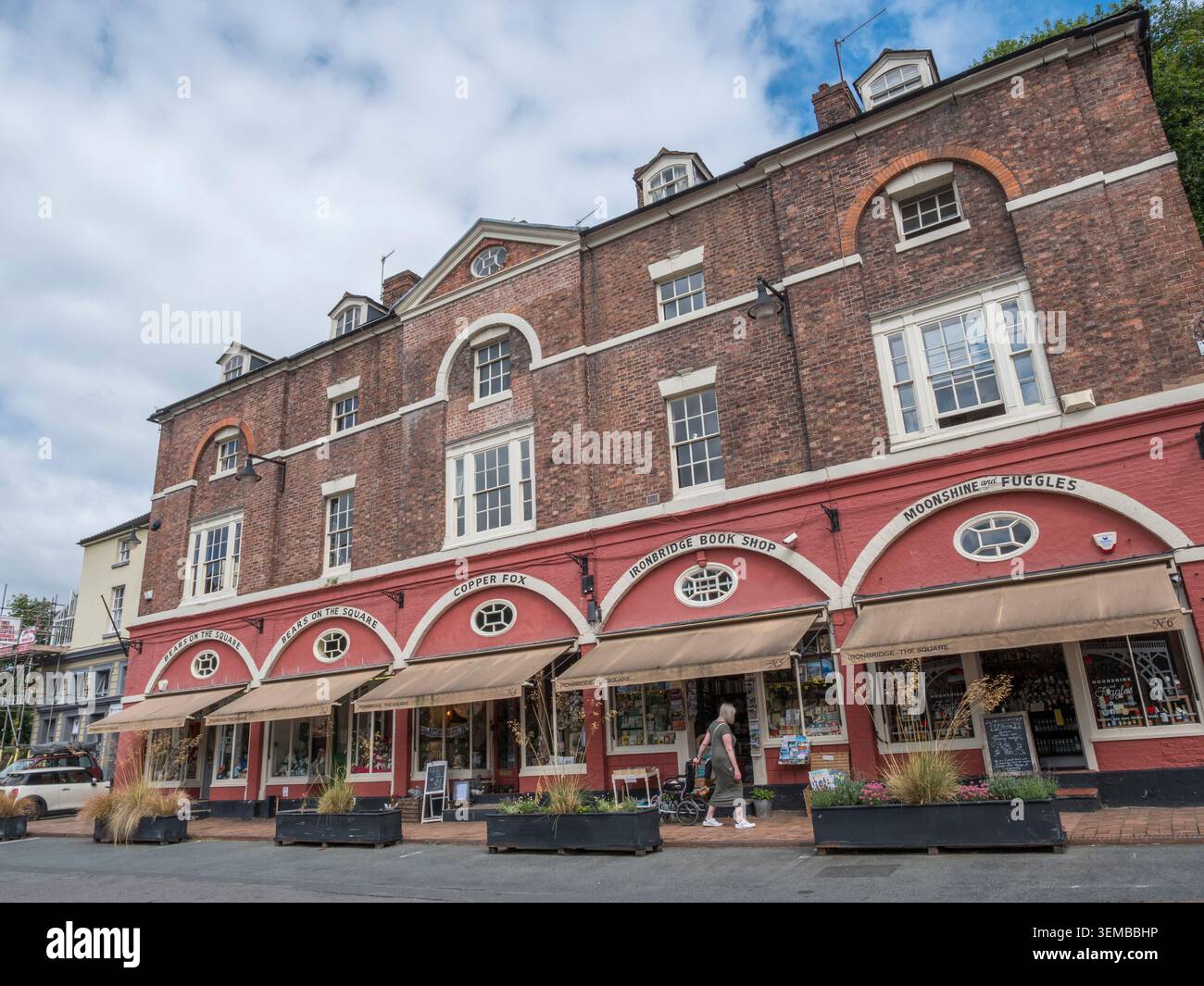 Vista generale dei negozi tra cui Bears on the Square nel The Square, Ironbridge, Telford TF8 7AQIronbridge, Shropshire, Regno Unito. Foto Stock