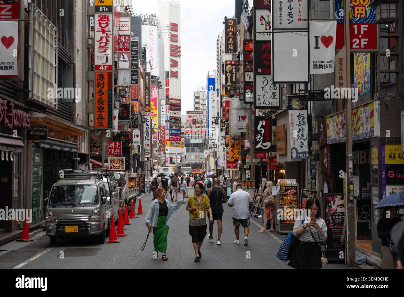 Shinjuku, Giappone - 29 maggio 2026: Persone non identificate che camminano lungo la strada di Kabukicho a Tokyo, Giappone Foto Stock