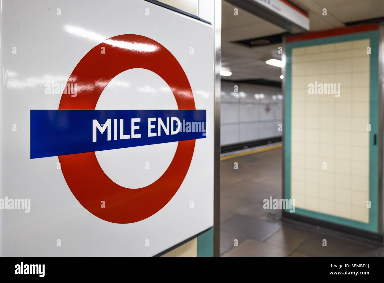 Segnale della stazione della metropolitana di Mile End. Londra, Regno Unito, 9 settembre 2023 Foto Stock