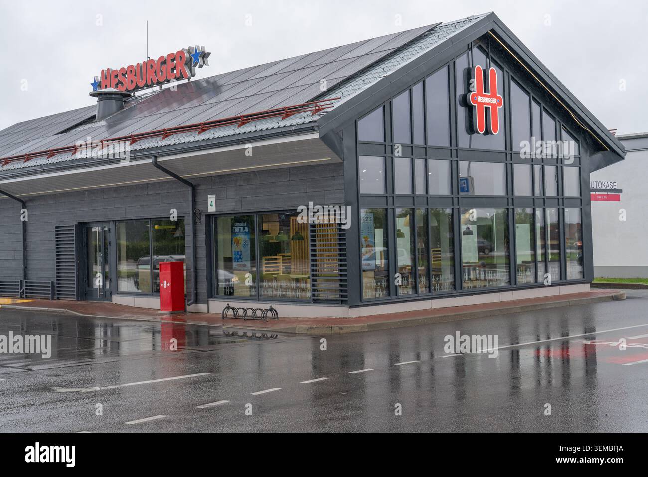 Sigulda, Lettonia – 8 giugno 2026: Fast food Hesburger a Sigulda, Lettonia. La catena di ristoranti finlandese opera in tutto il Baltico Foto Stock
