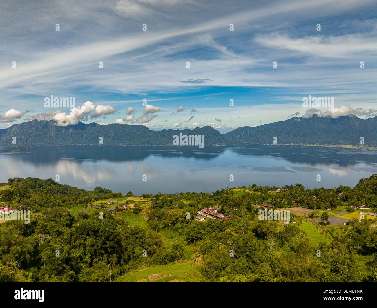 Un bellissimo lago Maninjau blu e terreni agricoli in un cratere vulcanico. Sumatra, Indonesia. Foto Stock