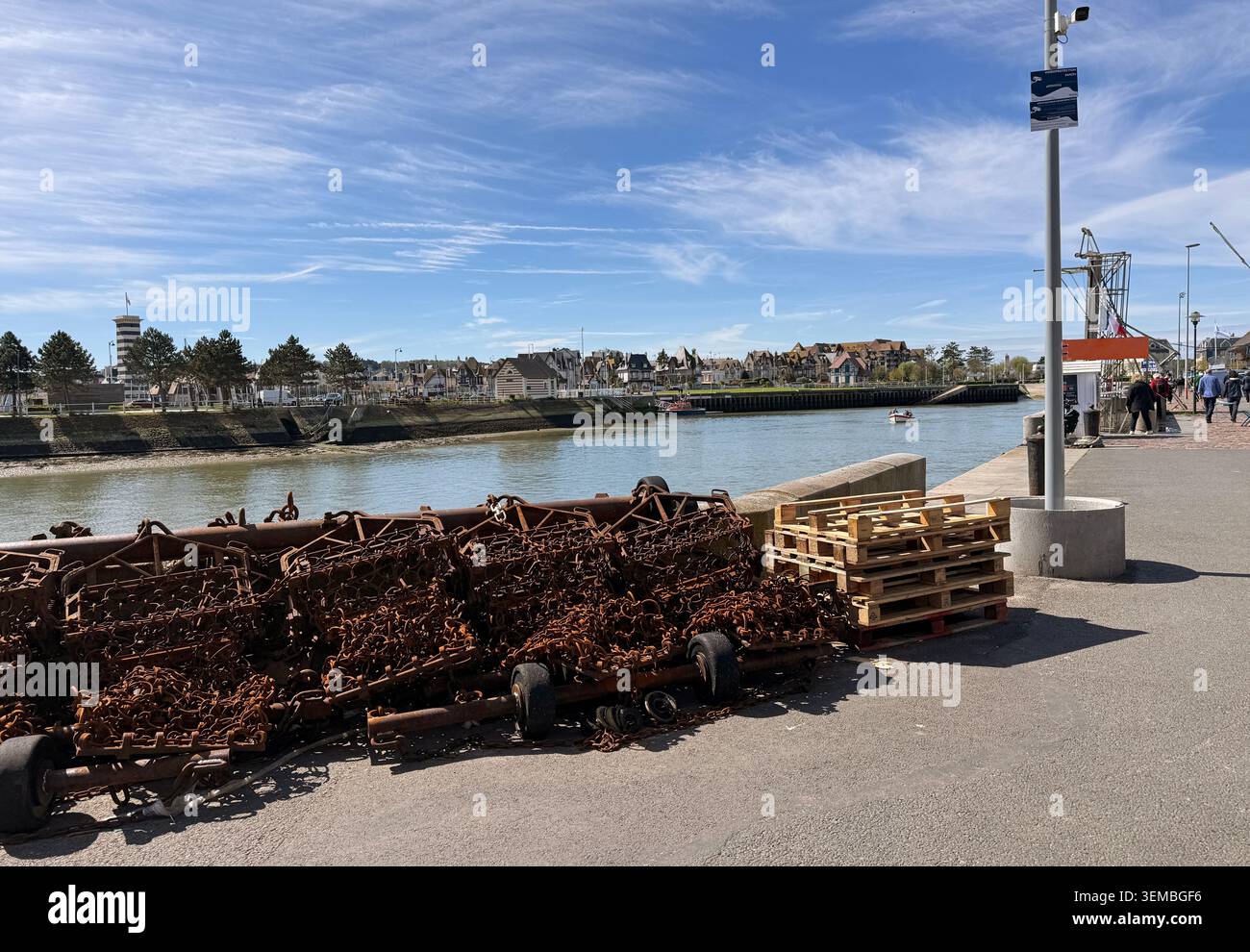 Attrezzatura da pesca ruggine e pallet di legno sulla banchina. Trouville-sur-Mer, Francia. Foto Stock