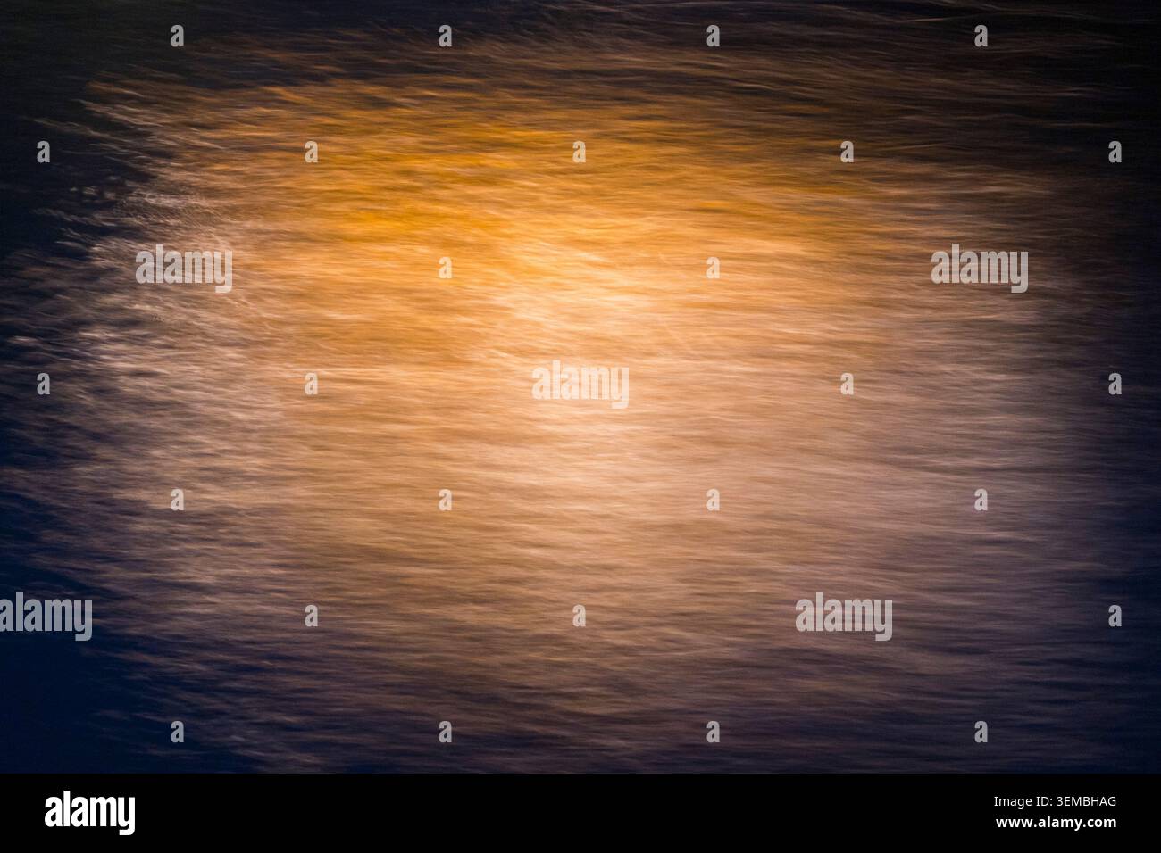 Striature di luce dorata su uno sfondo scuro creato con ICM. Trama di sfocatura del movimento astratto che trasmette energia, innovazione e fluidità. Perfetto Foto Stock