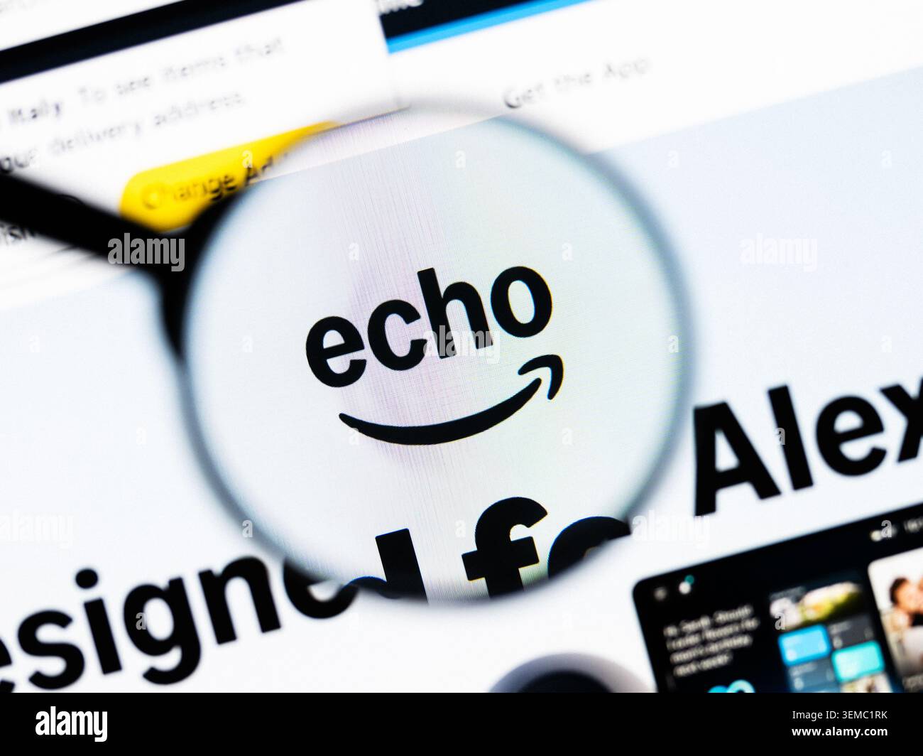 Milano, Italia 2026, 20 aprile primo piano del sito Amazon Echo su schermo di un laptop. Concentrati sul logo Amazon Echo sotto una lente di ingrandimento. Foto Stock