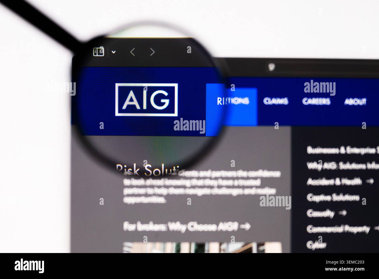 Milano, Italia 2026, 20 Apr Closeup del sito Web American International Group su schermo di un laptop. Concentratevi sul logo dell'American International Group sotto un magni Foto Stock