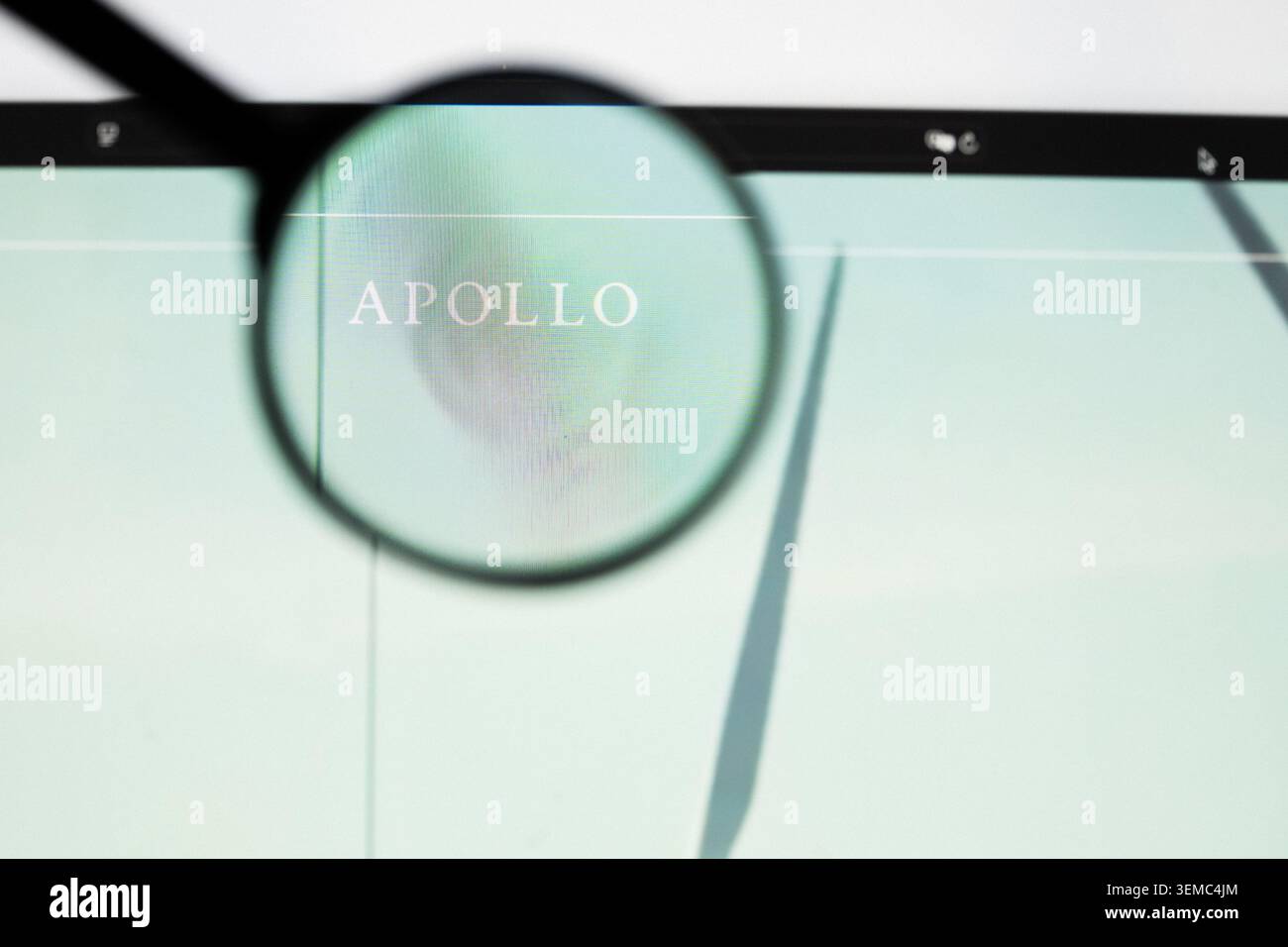 Milano, Italia 2026, 20 aprile primo piano del sito Web Apollo Global Management su schermo di un laptop. Concentratevi sul logo Apollo Global Management sotto una lente di ingrandimento Foto Stock