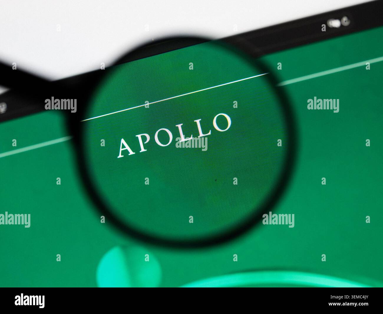 Milano, Italia 2026, 20 aprile primo piano del sito Web Apollo Global Management su schermo di un laptop. Concentratevi sul logo Apollo Global Management sotto una lente di ingrandimento Foto Stock