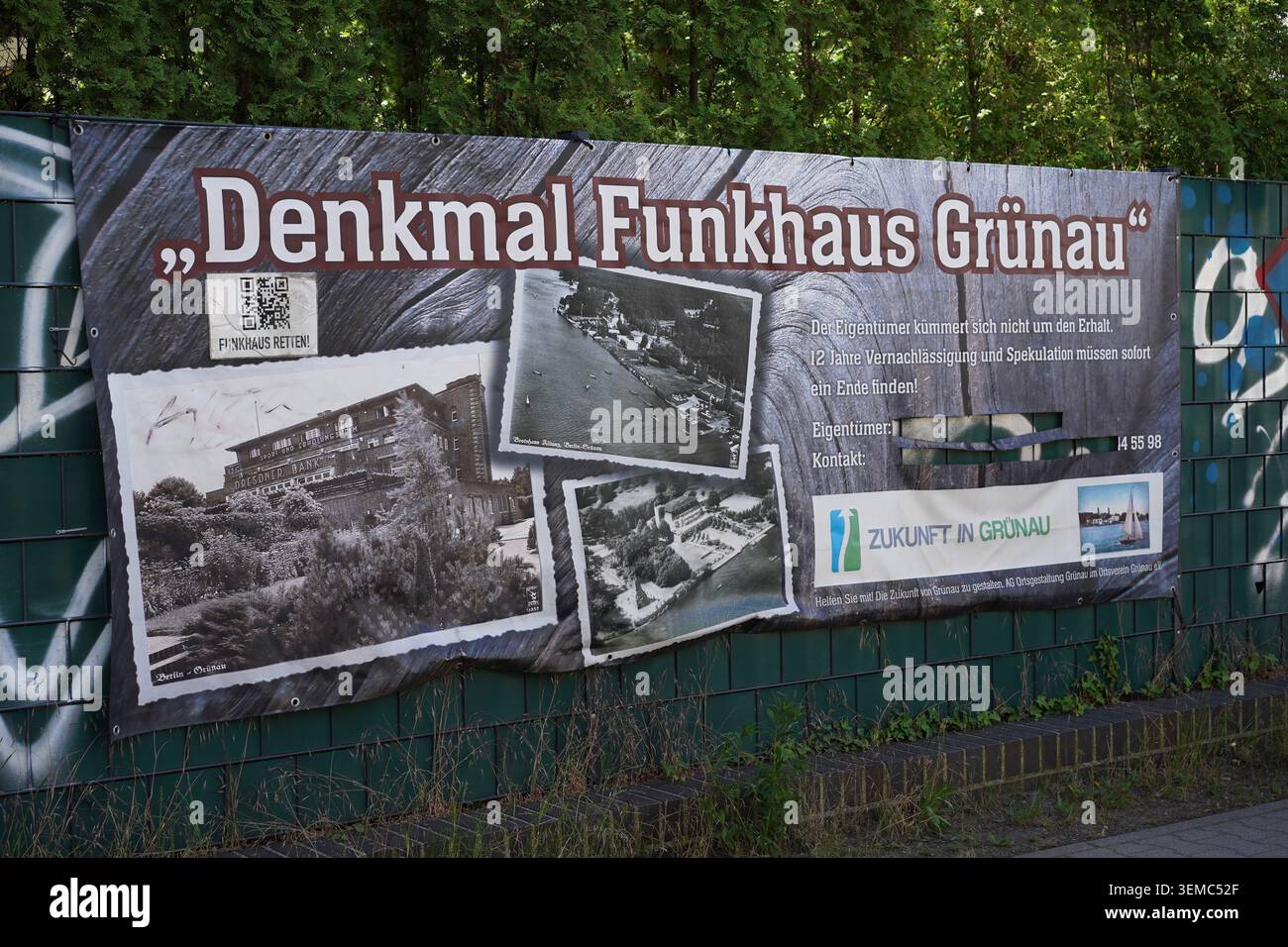 Berlino, Germania - 6 giugno 2026: Striscione di protesta "Denkmal Funkhaus Grünau" che chiede la conservazione del monumento contro la speculazione immobiliare a Grünau. Foto Stock