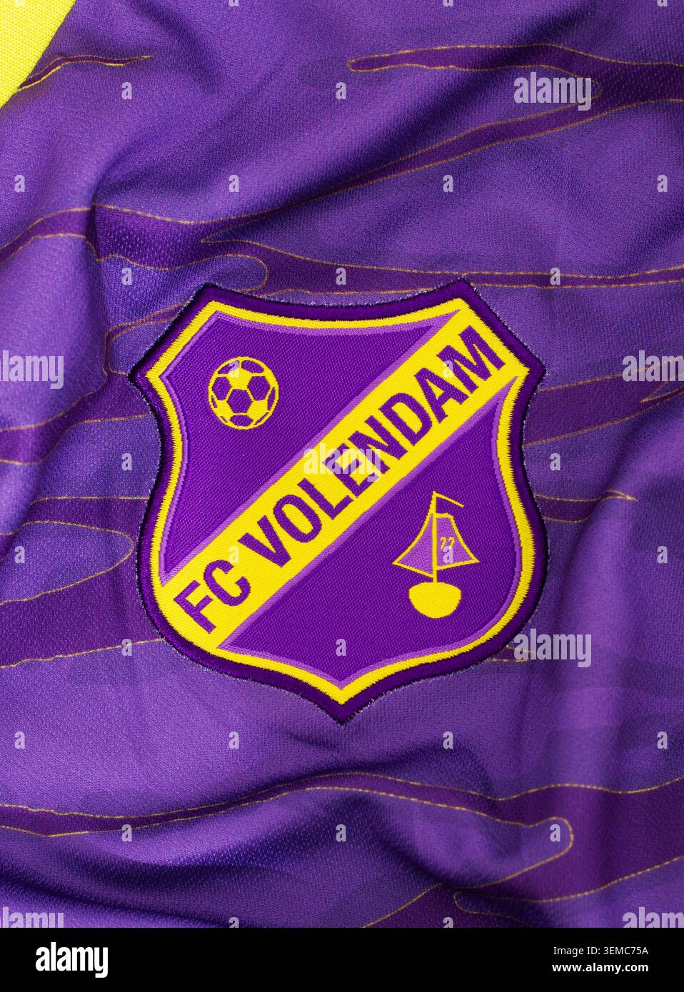 Kiev, Ucraina. 6 giugno 2026. Stemma della squadra di calcio FC Volendam giallo e viola ricamato sulla texture del tessuto. Foto Stock