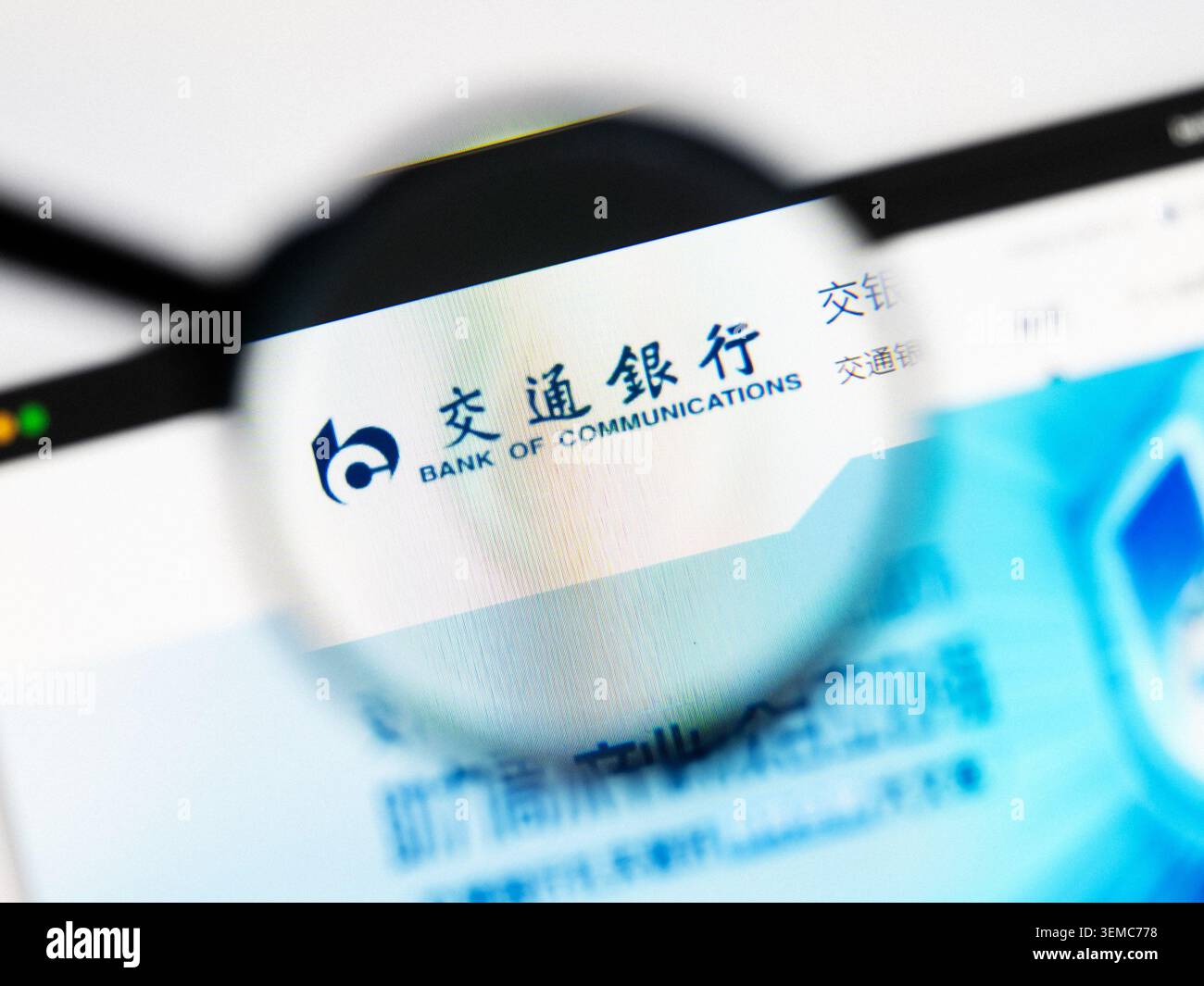 Milano, Italia 2026, 20 aprile primo piano del sito Web di Bank of Communications su schermo di un laptop. Concentratevi sul logo Bank of Communications sotto una lente di ingrandimento. Foto Stock