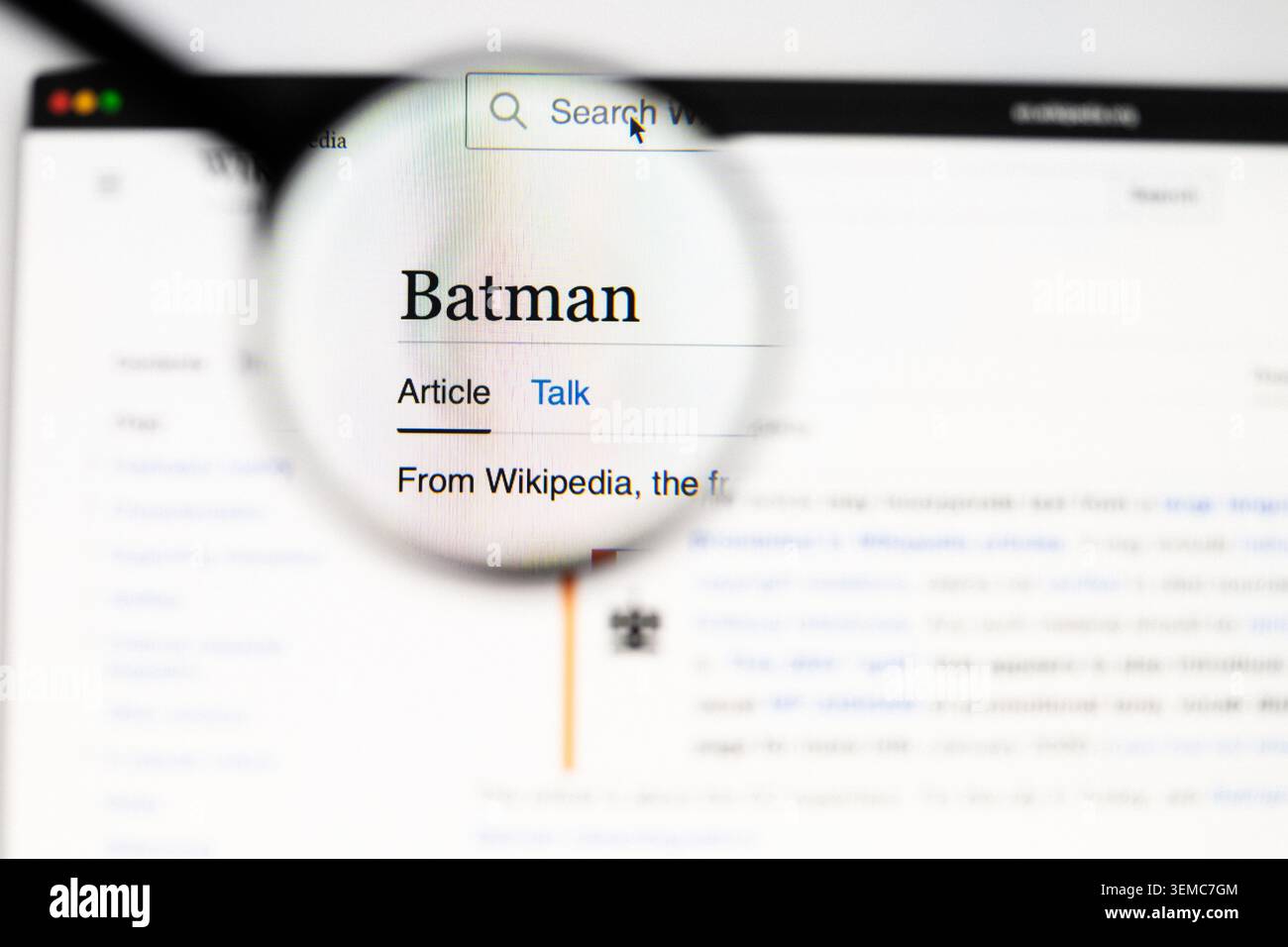 Milano, Italia 2026, 20 Apr primo piano di Batman pagina Wikipedia su uno schermo di un laptop. Concentrati sul nome di Batman sotto una lente d'ingrandimento. Foto Stock