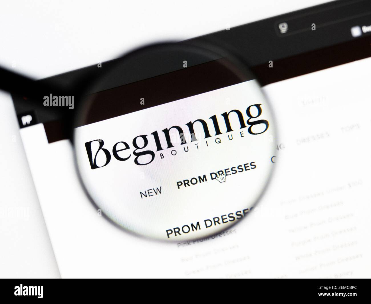 Milano, Italia 2026, 20 aprile primo piano del sito Web Beginning Boutique su schermo di un laptop. Concentratevi sul logo Beginning Boutique sotto una lente di ingrandimento. Foto Stock