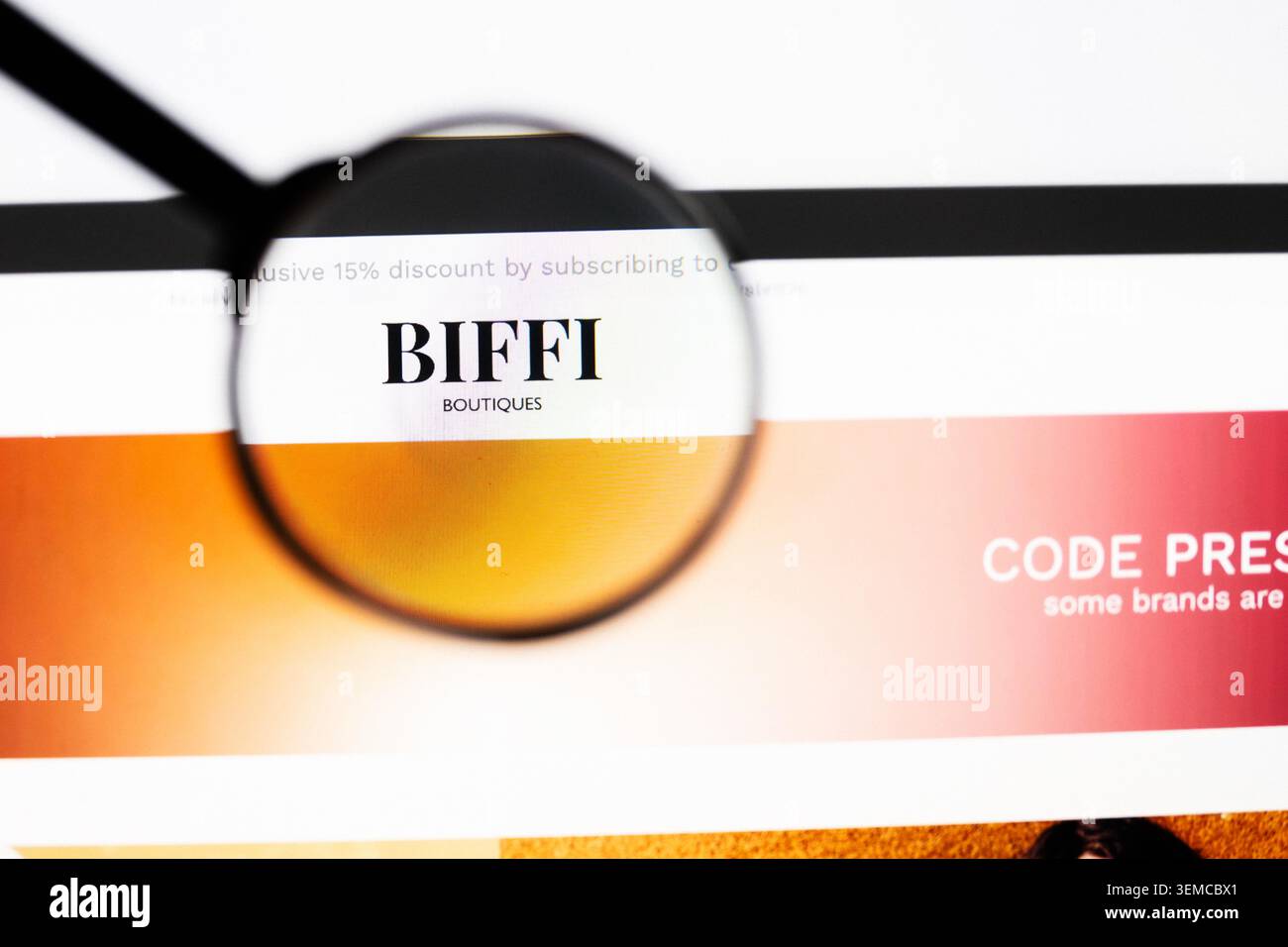 Milano, Italia 2026, 20 aprile primo piano del sito Web Biffi Boutique su schermo di un laptop. Concentrati sul logo Biffi Boutique sotto una lente d'ingrandimento. Foto Stock